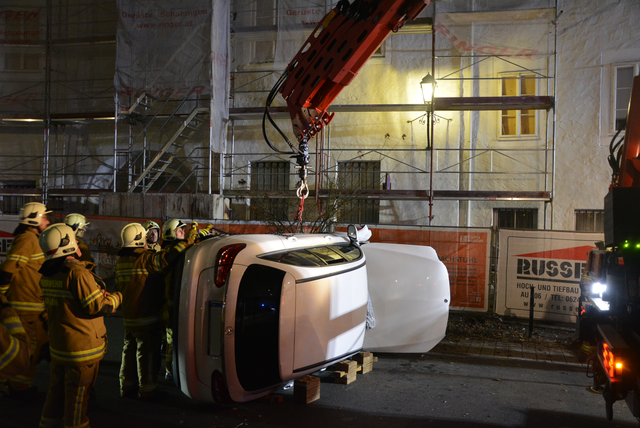 Nach der Freigabe durch die Polizei wurde das auf der Seite liegende Fahrzeug mit dem Kran
des Schweren Rüstfahrzeugs wieder auf die Räder gestellt.  | Foto: Alexander Hofer/FF Hallein