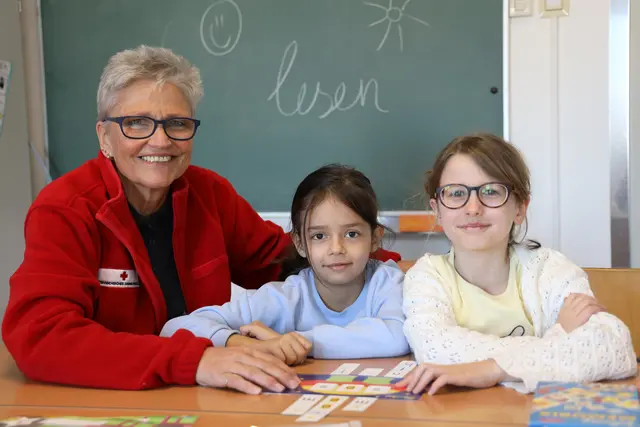 Lesecoach Silvia Wenzelhuemer zeigt sich erfreut darüber, für Kinder da sein zu können. 

 | Foto: OÖRK Eferding