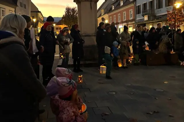 Die Kinder hatten die selbstgebastelten Laternen in der Hand | Foto: EKIZ