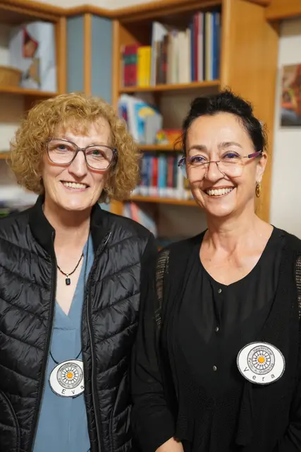 Vera Eggl und Eva Haas bedienten die Gäste an der Schank.