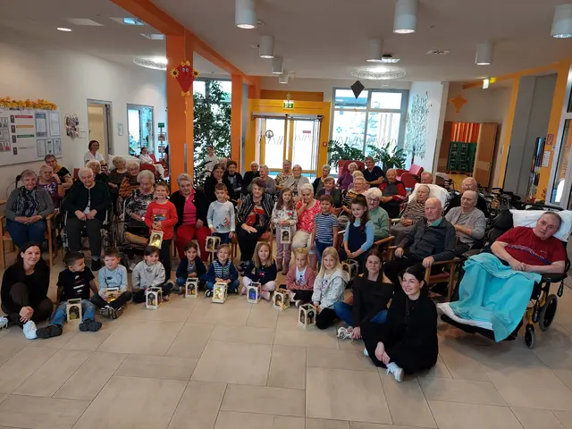 Die Kinder des Kindergartens Stoob sorgten mit Liedern und bunten Laternen für leuchtende Augen bei den Bewohnerinnen und Bewohnern. | Foto: SDB
