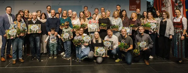 Insgesamt 35 Gärten wurden im Bezirk Innsbruck-Land ausgezeichnet. Hier die Gruppe aus der Region Innsbruck-Land West. | Foto: Tiroler Bildungsforum/Hörtnagl