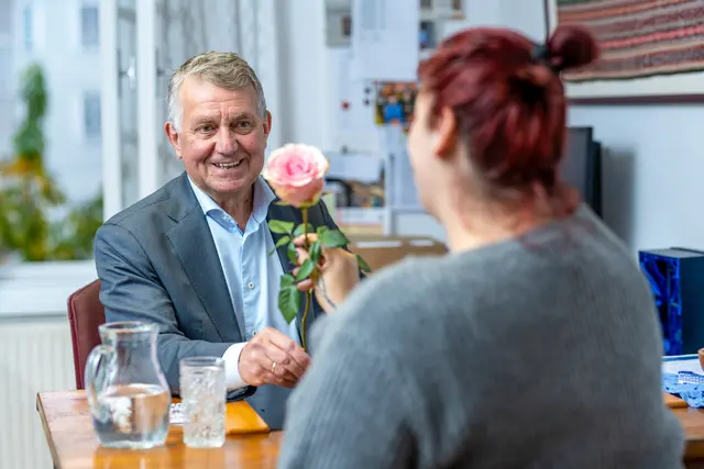 Umverteilungstag 2024 in der Pfarre Mülln. Zum Abschluss des Gesprächs gibt es für die Hilfesuchenden immer eine Rose als Zeichen der Wertschätzung | Foto: EDS/Hiva Naghshi