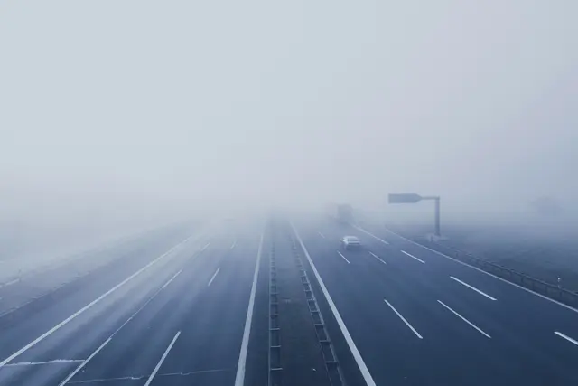 Bei Nebel ist im Straßenverkehr besondere Vorsicht geboten: Tempo runter und Sicherheitsabstand erhöhen.  | Foto: Unsplash/Markus Spiske