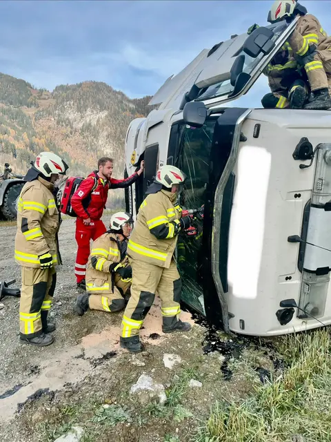 Die Lenkerin musste aus dem LKW befreit werden. | Foto: FF Dorfgastein