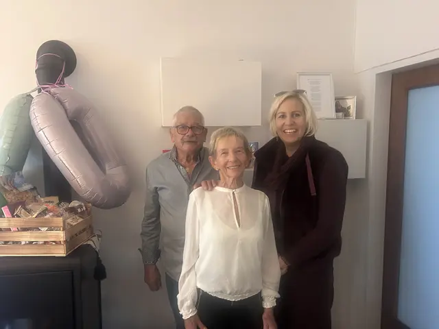 Hermine Eichberger im Kreis der Gratulanten. | Foto: Gemeinde Kirchberg