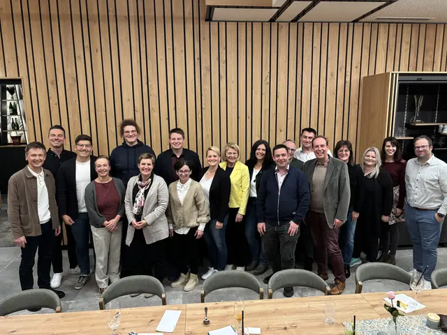 Teilnehmer bei der Besichtigung der Standesamtsräumlichkeiten. | Foto: Josef Goll