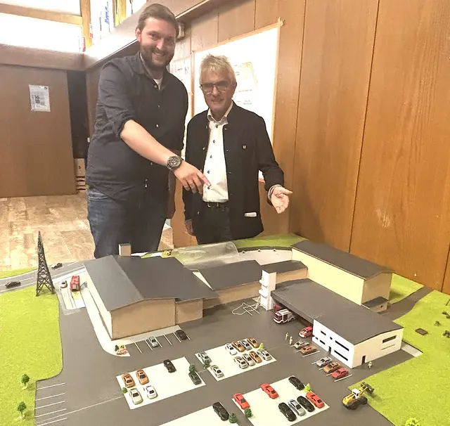 FW-Kdt. Johannes Bergmann, Bgm. Konrad Walk mit Modell des Mehrzweckgebäudes. | Foto: Nikolaus Kogler