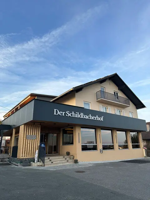 Am 10. Oktober 2025 öffnete der neu gestaltete Schildbacherhof seine Pforten und leutet die Ära von Anja und Florian Gollner ein. | Foto: Anja Gollner