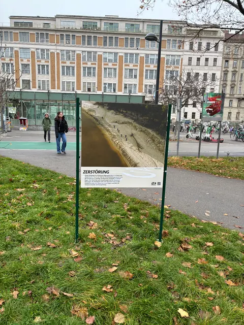 Schamlos findet man Fotografien von den Wunden aufgestellt, die die Menschheit dem Regenwald zugefügt hat. | Foto: Clara Schweighofer
