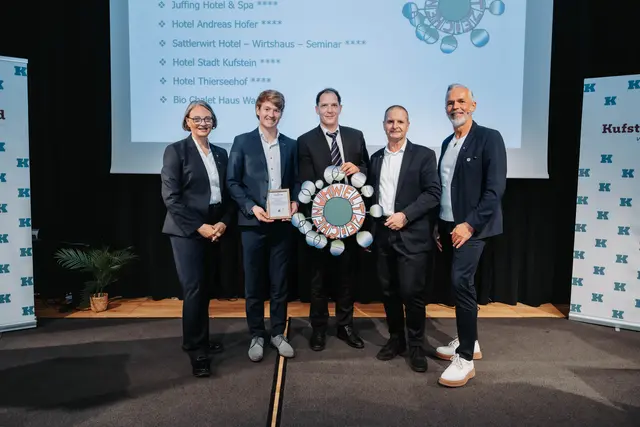 Für DAS SIEBEN – Adults Only **** in Bad Häring geehrt: Thomas Heck, Patrick Simmerlein, Engelbert Künig. Im Bild mit Sabine und Georg Hörhager.

Fotograf: Thorben Jureczko für PR-Agentur WEISS PR &amp; MEDIA www.weiss-pr.at | Foto: © TVB Kufsteinerland / Thorben Jureczko