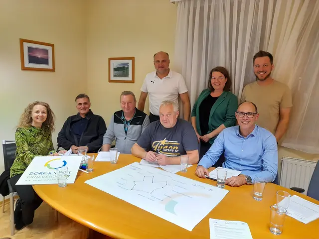 Regionalberaterin Doris Haidvogl von der NÖ Dorf-Stadterneuerung, geschäftsführender Gemeinderat Ewald Schneider, Gemeinderat Karl Zieger, Bürgermeister Christian Frank, Gemeinderat Roman Sporr, geschäftsführende Gemeinderätin Petra Thaler, geschäftsführender Gemeinderat Wilhelm Schreiber, Gemeinderat Lukas Langer. | Foto: Dorf- und Stadterneuerung