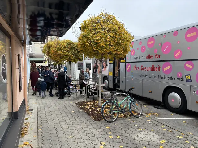 Lange Warteschlangen vor dem Gratis-Impfbus am Korneuburger Hauptplatz.  | Foto: Wolfgang Ilkerl