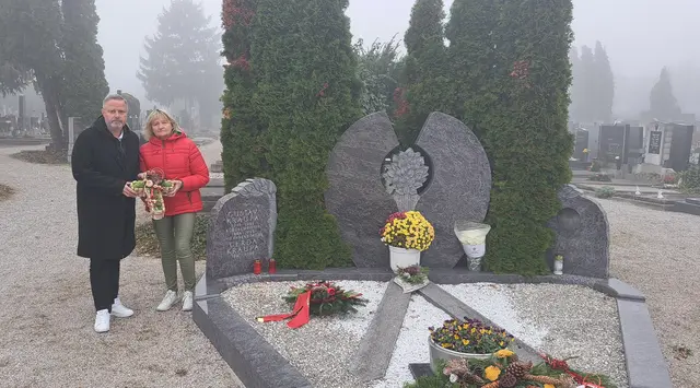 SPÖ-Vorsitzender Rainer Spenger und Flugfeld-Gemeinderätin Elisabeth Wallner am Grabe von Gustav Kraupa. | Foto: SPÖ WRN