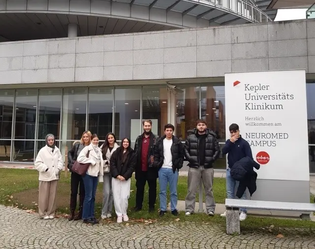 Die HAK-Schüler/innen vor dem Neuromed Campus in Linz | Foto: BHAK/BHAS Bad Ischl