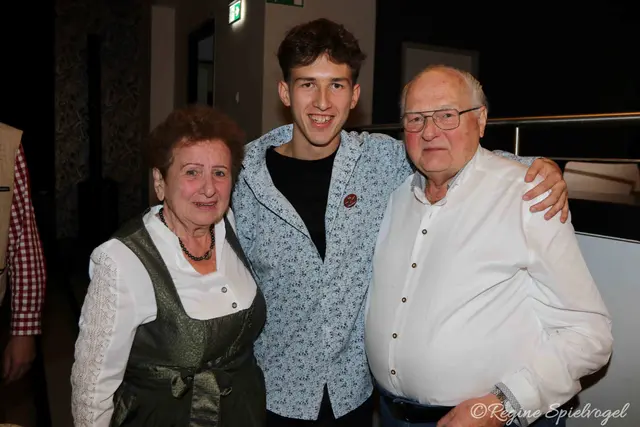 Die stolzen Großeltern Hertha und Adolf Maier mit Enkel Manuel.