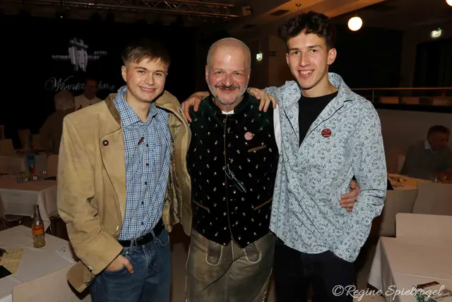 Die Nachwuchs-Laiendarsteller Martin Edelbacher und Manuel Maier mit Regisseur Erich Baumgartner.