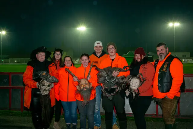 Die Gastgeber: Anna, Martina, Alexander und Fabian Antosik mit Kerstin Hauer, Isabella und Renate Polleros und Maximilian Giefing. | Foto: Santrucek