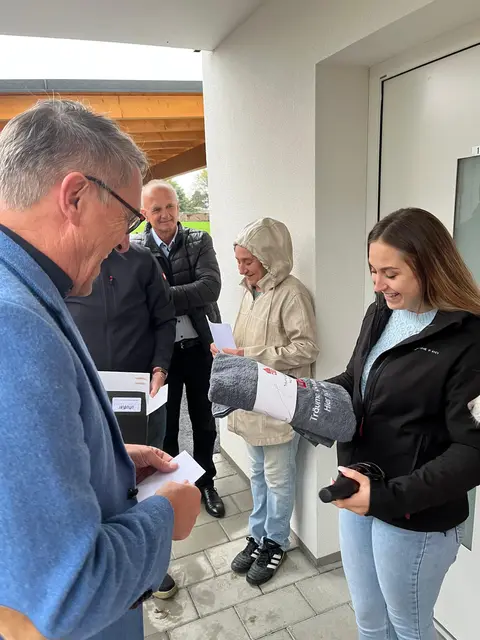 OSG-Obmann Alfred Kollar überreichte den Mietern und Mieterinnen kleine Willkommensgeschenke. | Foto: OSG