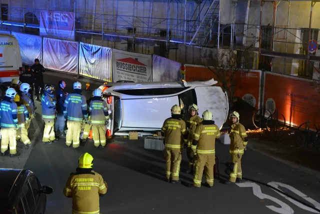 Die Hauptwache der Freiwilligen Feuerwehr Hallein wurde am 13. November 2025 um 21.26
Uhr zu einem Verkehrsunfall mit eingeklemmter Person in die Altstadt alarmiert. | Foto: Alexander Hofer/FF Hallein
