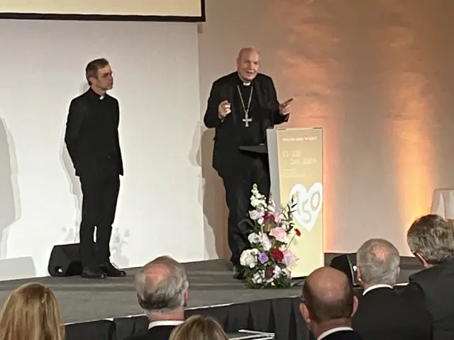 Ein Segensgebet von Wiens Kardinal Christoph Schönborn mit seinem designierten Nachfolger als Wiener Erzbischof, Josef Grünwidl (li.) bildete den Schlusspunkt der 150-Jahr-Feier des Hauses der Barmherzigkeit in der Akademie der Wissenschaften.  | Foto: Karl Ettinger