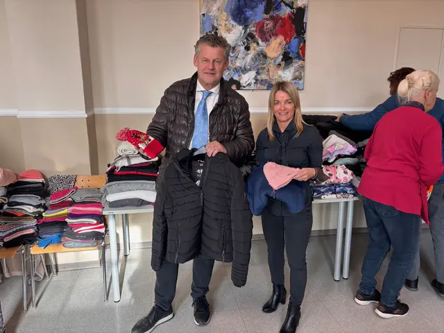 Bürgermeister Christian Scheider und Annemarie Gruber bei der Kleideraktion in der Volksküche. | Foto: Büro Bürgermeister