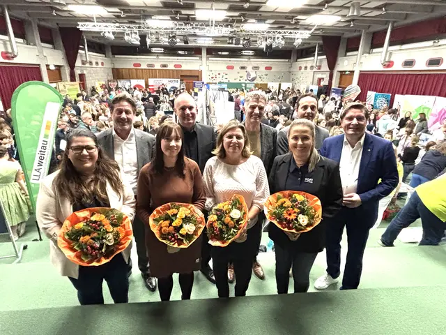 Direktoren, Pädagoginnen und Unterstützer bei der 12. Berufsinfomesse in den St. Johanner Mittelschulen. | Foto: Nikolaus Kogler