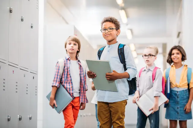 Wenn nichts dazwischen kommt, toben bald wieder Kinder in den Gängen des Schulgebäudes in der Quellenstraße 87-89. (Symbolfoto) | Foto: Panthermedia/ArturVerkhovetskiy