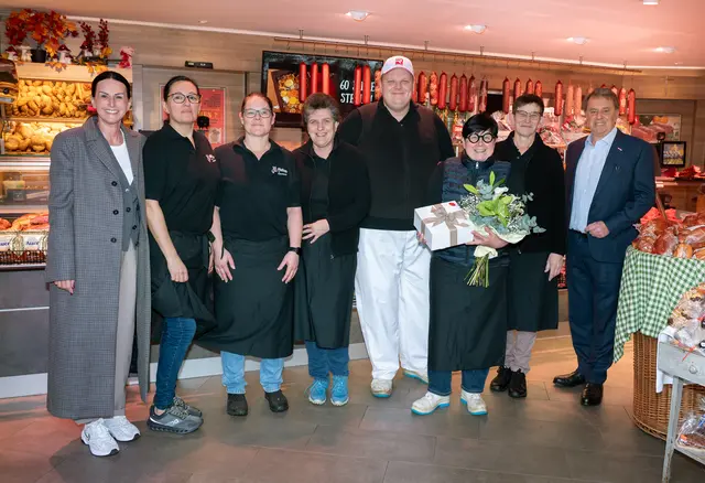 Bezirksstellenleiterin Andrea List-Margreiter, Zorica Petrovic, Jennifer Schatz, Sabine Ulip, Mst Martin Steiner, Mstin Doris Steiner-Bernscherer, Sabine Rottendorf und WKNÖ-Präsident Wolfgang Ecker.
 | Foto: Silvia Schober