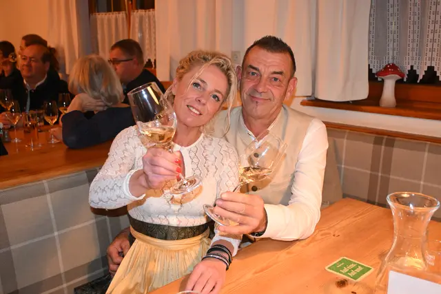 Oberzechmeisterin Alexandra Hager verkostete den ersten Jungwein