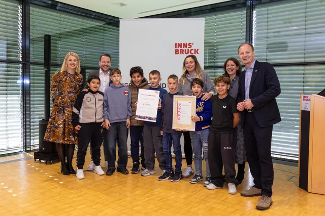 Die Volksschule Fischerstraße richtete ein Fußballturnier aus, zu welchem alle Innsbrucker Volksschulen eingeladen waren, und erhielt dafür den ersten Preis.

  | Foto: IKM/D. Jäger