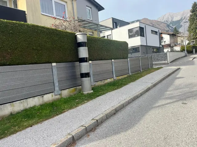 Insgesamt sieben Radarsäulen überwachen das Ortsgebiet von Mils. Seit ihrer Einführung fahren Autofahrerinnen und Autofahrer merklich disziplinierter.