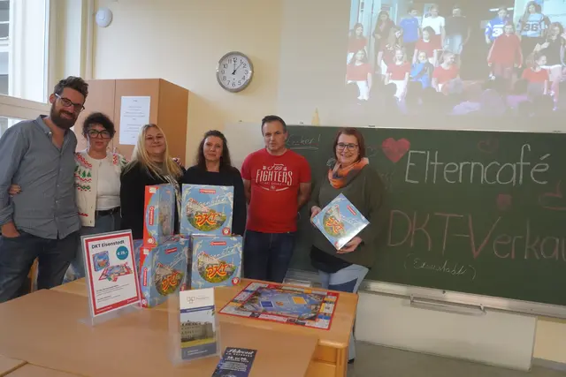 Der Elternverein versorgte die Besucherinnen und Besucher im Elterncafé mit Mehlspeisen und Getränken. Auch das MeinBezirk Eisenstadt DKT gab es dort zu erwerben. | Foto: Jennifer Flechl