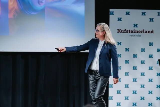 TVB-Marketingleiterin Sabine Jahns berichtete über die umfangreichen Marketingaktivitäten und -maßnahmen. 

Fotograf: Thorben Jureczko für PR-Agentur WEISS PR &amp; MEDIA www.weiss-pr.at | Foto: © TVB Kufsteinerland / Thorben Jureczko