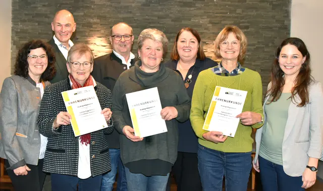 hinten: Hannes Steinacker (Geschäftsführer Weinviertel Tourismus GmbH), Peter Höbarth (Obmann des Landesverbands für Urlaub am Bauernhof und Privatzimmervermietung in Niederösterreich), Regina Weineck-Forman
vorne: Doris Rieder (Obfrau Gästering Weinviertel), Renate Engelbrecht, Monika Fleischmann, Aloisia Bohrn, Angelika Harrach | Foto: Herbert Schleich