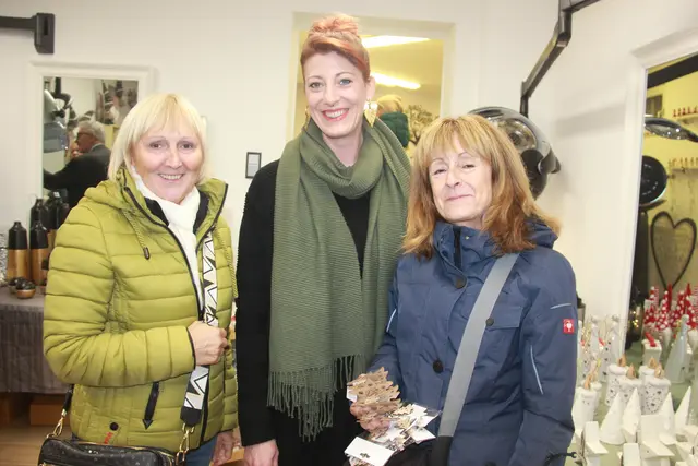 Bianca Kowar mit begeisterten Besucherinnen. | Foto: Raimund Mold