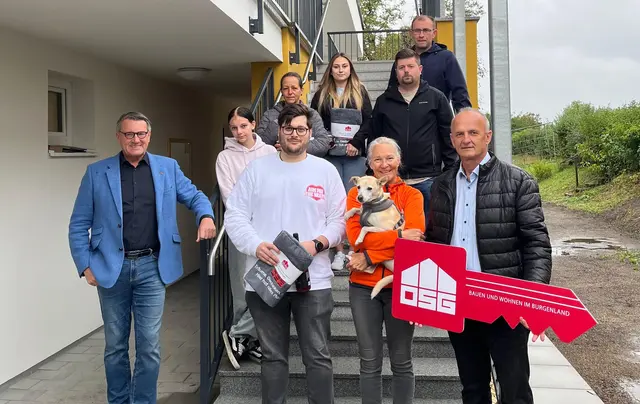 Wohnungsübergabe: OSG-Obmann Alfred Kollar (links) und Bürgermeister Helmut Kopeszki (rechts) gratulierten den neuen Mietern. | Foto: OSG