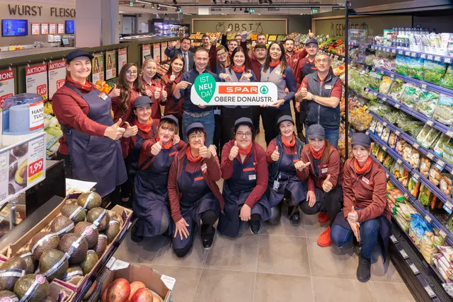 Die Mitarbeiterinnen und Mitarbeiter im neuen SPAR-Supermarkt freuen sich, die Kundinnen und Kunden beraten zu dürfen. | Foto: SPAR/Brunnbauer
