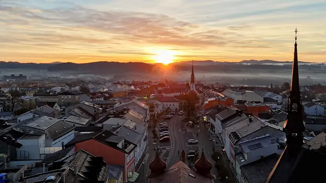 Am Leonfeldener Hauptplatz treffen Geschichte und Gegenwart aufeinander – ein Ort, den Einheimische und Gäste schätzen. | Foto: Gemeinde