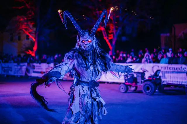 Die „HerbergerHöllenTeifl“ starten ihre Krampusläufe, bringen Felle, Masken und Feuerwerk mit. | Foto: Melanie Köberl