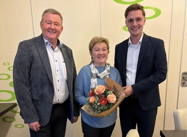 Der wiedergewählte Ortsparteivorsitzende Bürgermeister Erwin Neubauer (links) und Alexander Leutgeb, Bürgermeister aus Baumgartenberg, überreichen Renate Schartmüller für ihre langjährige und engagierte Funktionärstätigkeit die silberne Ehrennadel der SPÖ. | Foto: SPÖ