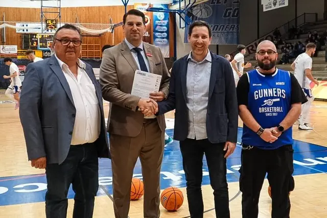 Urkundenübergabe: Gunners-Präsident Wolfgang Steflitsch, Gunners-Sportlicher Leiter Horst Leitner, BG/BRG/BORG-Direktor Markus Neuhold und Robert Ruzsa | Foto: Gunners