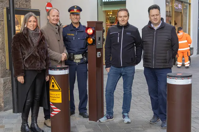 Die Sicherheitspoller in der Innsbrucker Altstadt sind installiert und nehmen rechtzeitig zum Start des Christkindlmarktes den Probebetrieb auf: v.l. Stadträtin Mariella Lutz, Bürgermeister Johannes Anzengruber, Stadtpolizeikommandant Romed Giner, Markus Bachor (Firma Yunex Traffic) und Christian Scheider (Amt Allgemeine, Sicherheit und Veranstaltungen). | Foto: ©IKM/K.Rudig