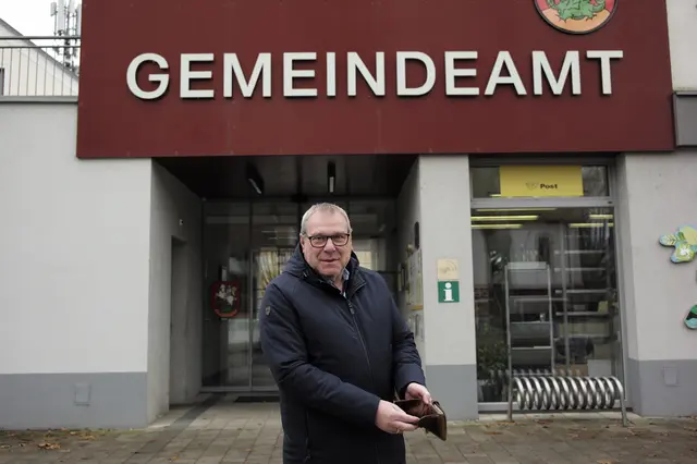 Die Brieftaschen sind leer – entsprechend wird auch in der Gemeinde an Förderungen gespart. Im Bild Bürgermeister Helmut Berger. | Foto: Santrucek