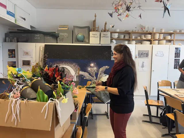 Kunst-Lehrerin Elisabeth Neubacher unterstützt die Vorbereitungen | Foto: Lauren Fahrenberger / MeinBezirk