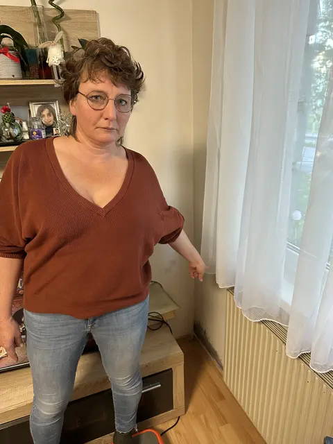 Grünen-Chefin Selina Prünster weist auf die desolaten Zustände in der Gemeindewohnung hin. | Foto: Grüne WRN