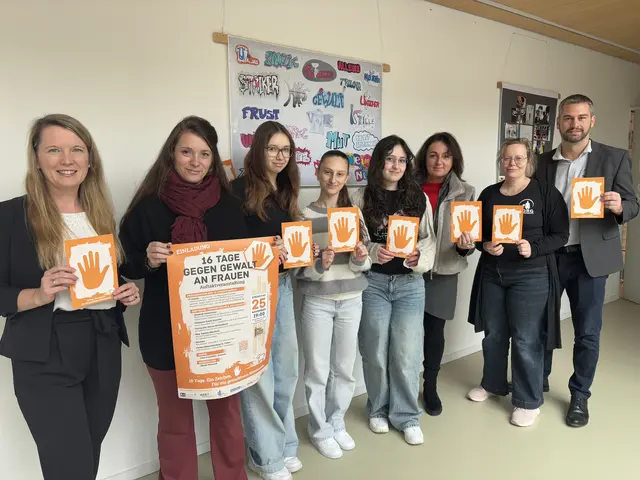 Das BORG Neulengbach setzt ein Zeichen gegen Gewalt an Frauen. Am Foto: Verena Schifko, Elisabeth Neubacher, die Schülerinnen Yevgeniia, Sara und Ezo, Monika Scholz, Christina Herndlbauer und Erich Gabler. | Foto: Lauren Fahrenberger / MeinBezirk