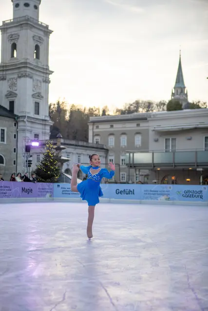 Bei der gestrigen Eröffnung zeigten auch die jungen Eisläuferinnen des Eisteam Salzburg ihr Können | Foto: Eisteam Salzburg/Theresa Marka