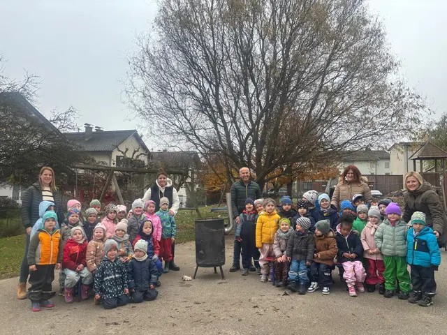 Welch eine Freude - Helmut stattete den Kindergärten einen Besuch ab und brachte Maroni mit. | Foto: Bimbulli GmbH