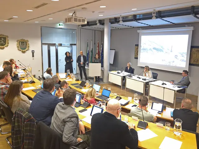 Architekt Johannes Wohofsky (Balloon Architekten), Ingrid Moder, Leiterin der Abteilung 17 Landes- und Regionalentwicklung, sowie Katja Fabian-Glawischnig stellten die Eckpunkte der geplanten Generalsanierung vor.